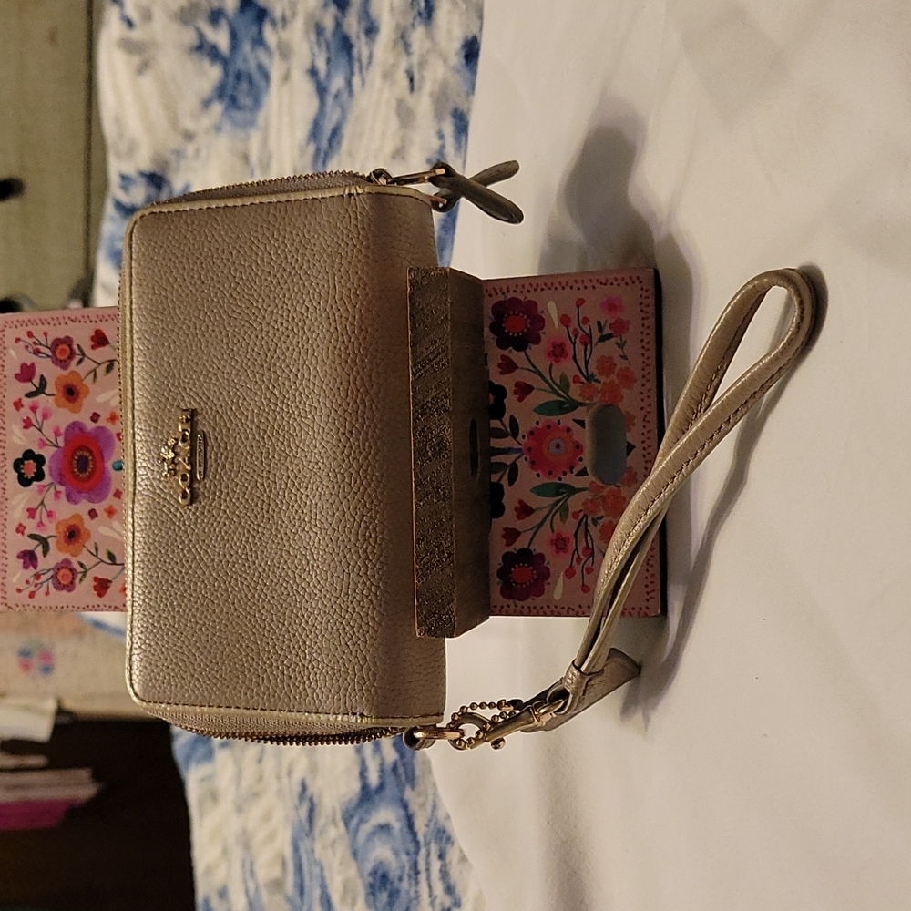 COACH WALLET/WRISTLET authentic